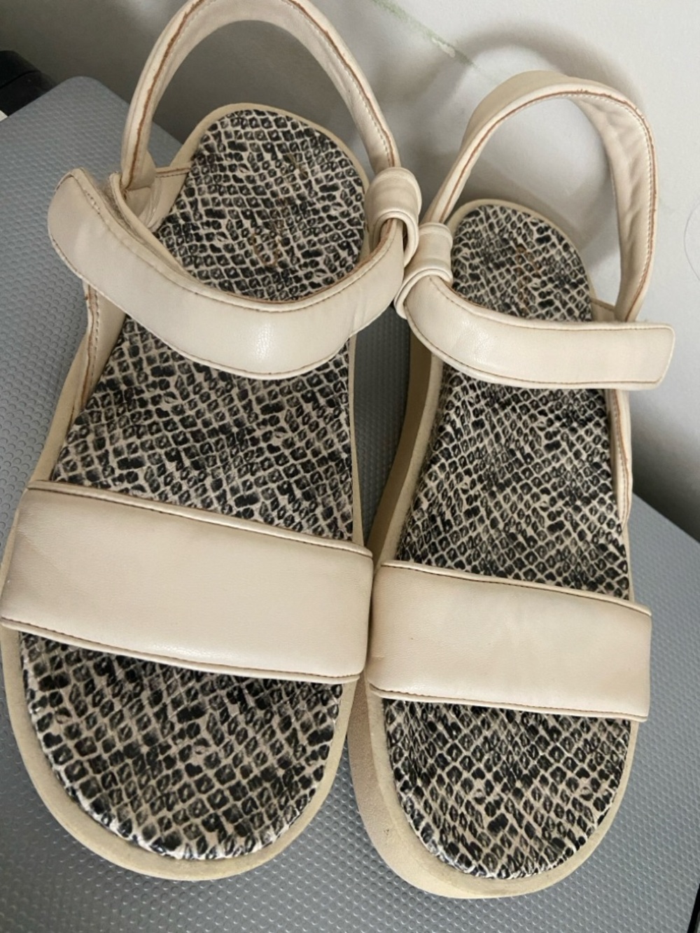 Circus by Sam Edelman color Cream Sandals with Snakeskin Insole